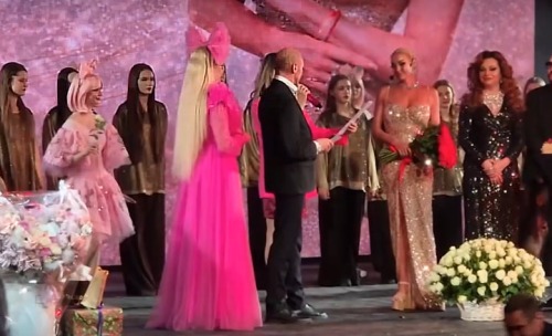 Анастасия Волочкова награждена медалью «Сокровище России» на юбилейном концерте.