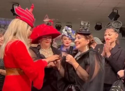 «Дело в шляпе»: грандиозный конкурс шляп с награждением в Доме моды Зайцева